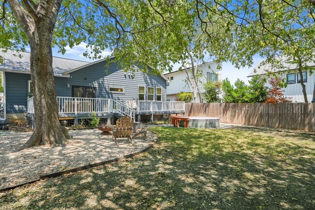 Building Photo - 2501 Del Curto Rd