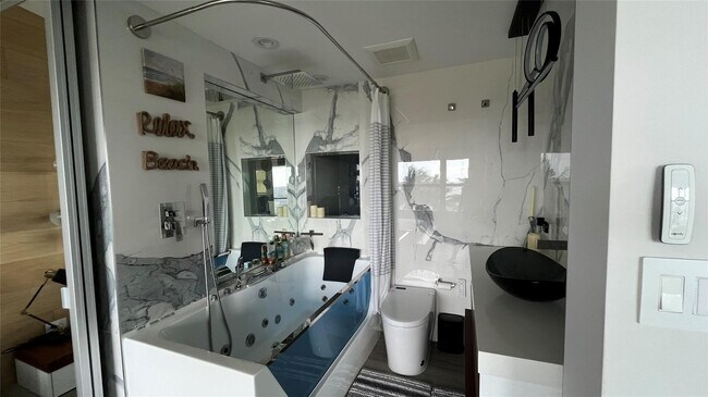 Building Photo - 1041 Hillsboro Mile