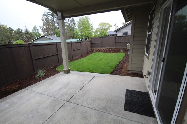 Building Photo - Like New Home Near Hospital, All Appliances, Air Conditioning, Fenced Yard, Dbl Garage