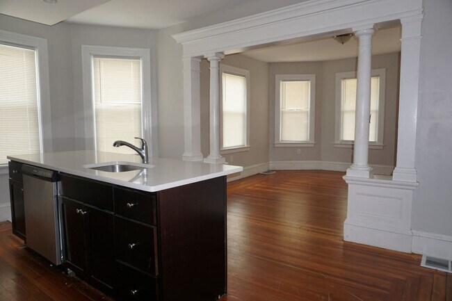 Building Photo - 637 Smith St