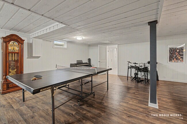 Building Photo - 5S637 Vest Ave