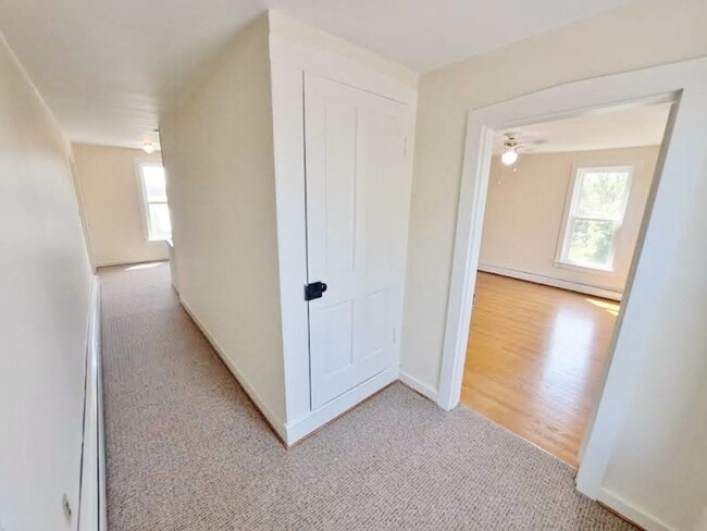 Building Photo - 3 Bed / 1-1/2 Bath Single Family w/2 Car G...