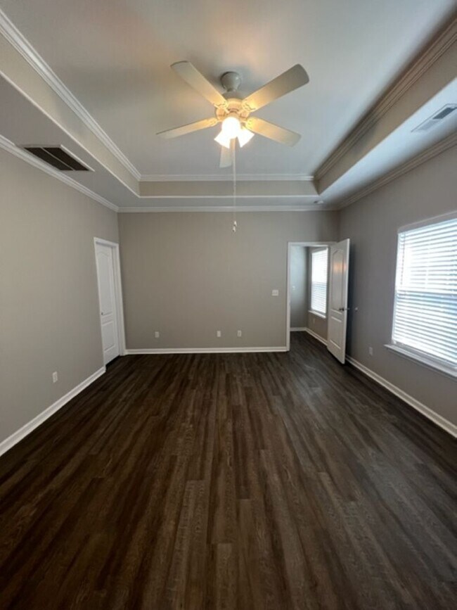 Building Photo - 4 bedroom home with fenced backyard locate...