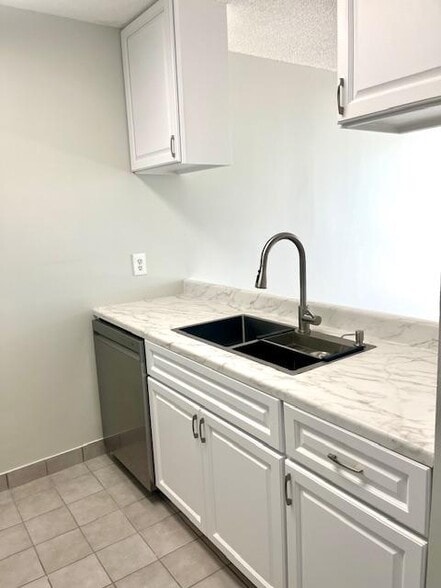 Galley Kitchen - 3312 Northside Dr