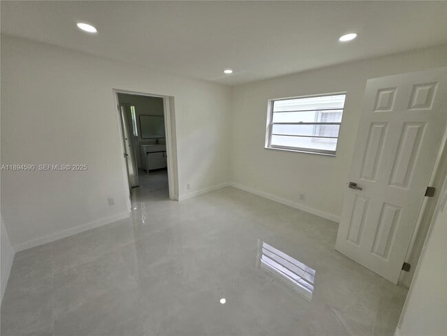 Building Photo - 600 SW 8th Pl