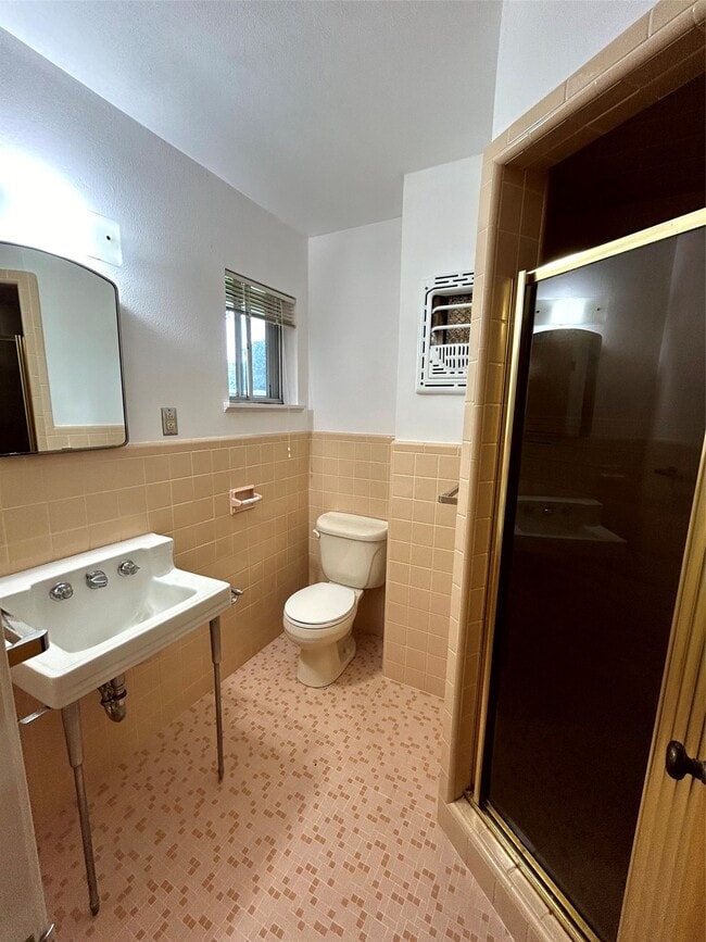 Building Photo - 1902 Gillette St