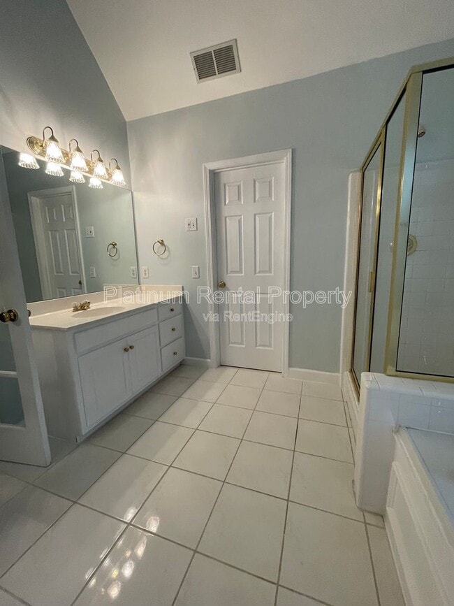Building Photo - 870 Ingleside Dr