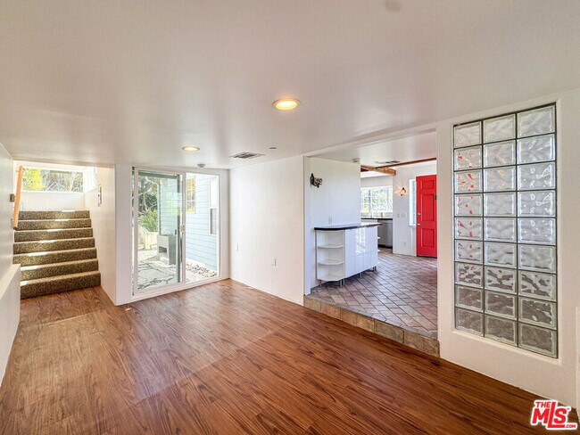 Building Photo - 3050 Knob Dr