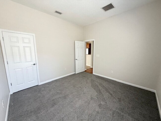 Building Photo - Spacious and well-appointed 4-bedroom, 3.5...