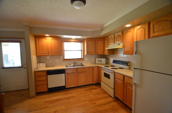 Building Photo - On Bus Route! 2bed/2.5 Bath, Sunny Town House! Fresh paint!