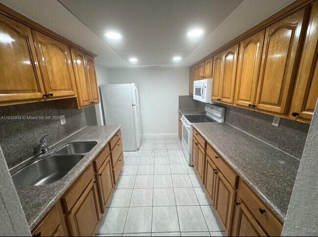 Building Photo - 921 W 80th Pl