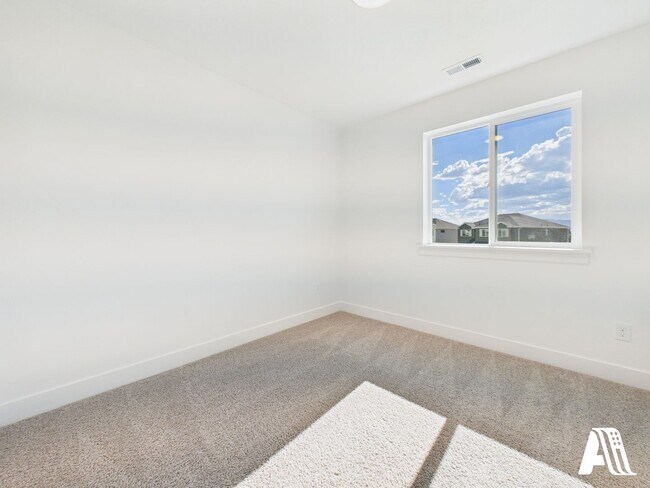 Building Photo - 437 E 650 N