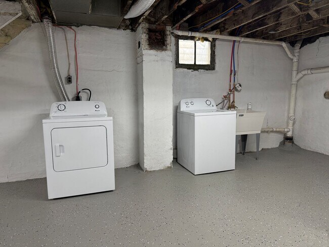 Building Photo - Updated 3BR 1.5 bath house with office/ of...