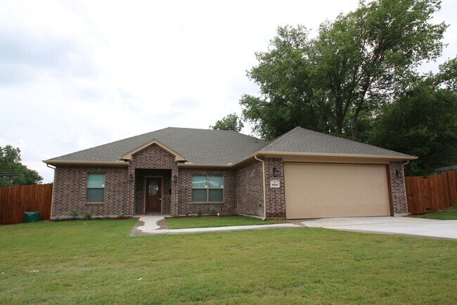 Building Photo - Ready Now! 3BD/2BA Home in Benbrook | Vaulted Ceilings | Gourmet Kitchen | 2-Car Garage | Landsca...