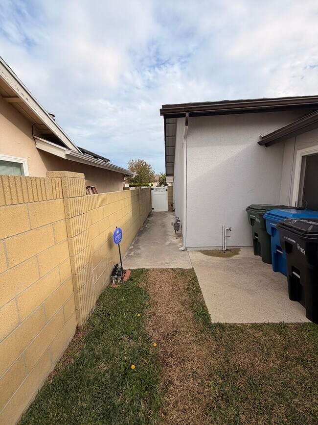 Building Photo - Remodeled 3 Bedroom Cerritos House For Rent with Central AC!