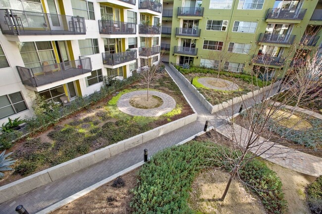 Building Photo - Dogpatch: Exceptional 1 Bed 1.5 Bath Condo @ Esprit Park with Garage Parking and Storage