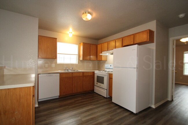 Building Photo - Amazing Three-Bedroom Townhome!