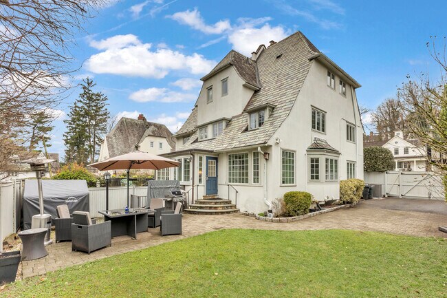 Building Photo - 42 Tanglewylde Ave