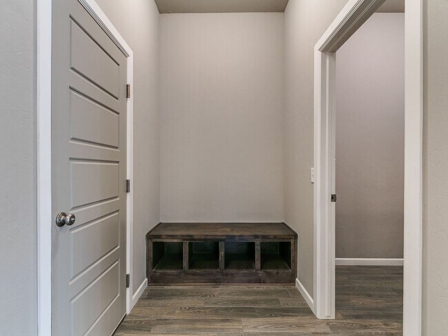 Building Photo - 3 bedroom, 2 bathroom, 2 car garage