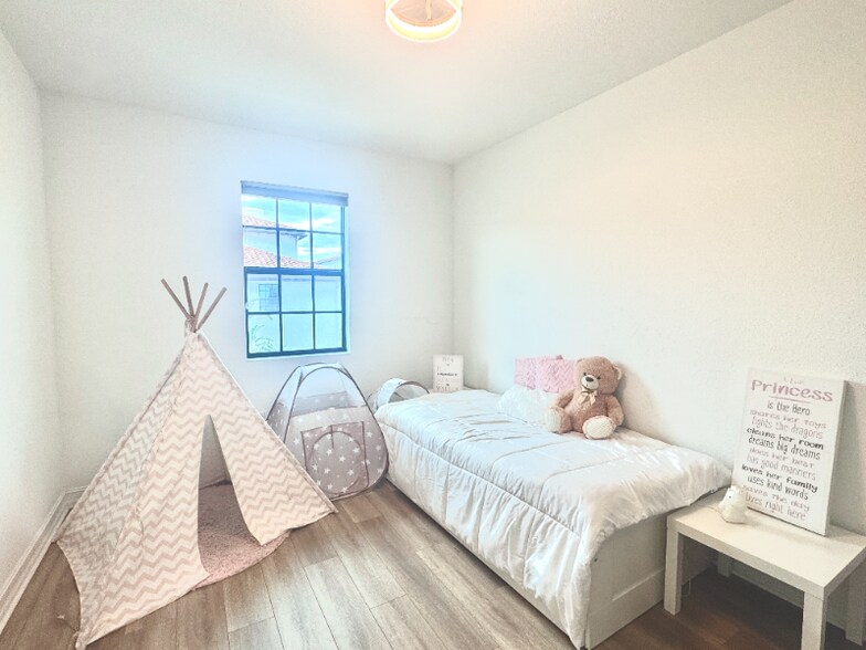 Building Photo - 1423 SW 115th Ave