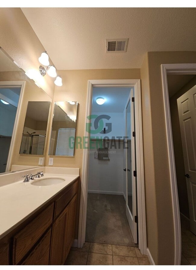 Building Photo - Spacious 4 Bedroom 3 Bath in Patterson! AV...