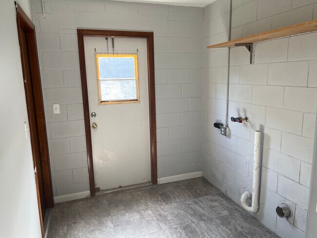 Laundry Room - 904 Emma St