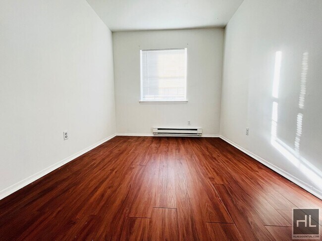 Building Photo - Your Charming & Spacious 3 Bed Apartment! ...