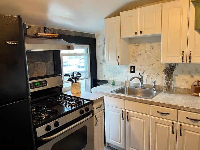 Building Photo - 216 Academy St