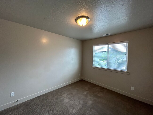 Building Photo - 3 Bedroom 2.5 Bathroom Townhome
