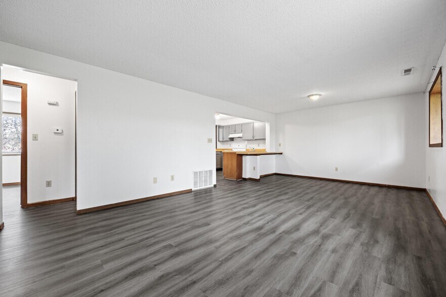 Building Photo - 740 Westwinds Dr