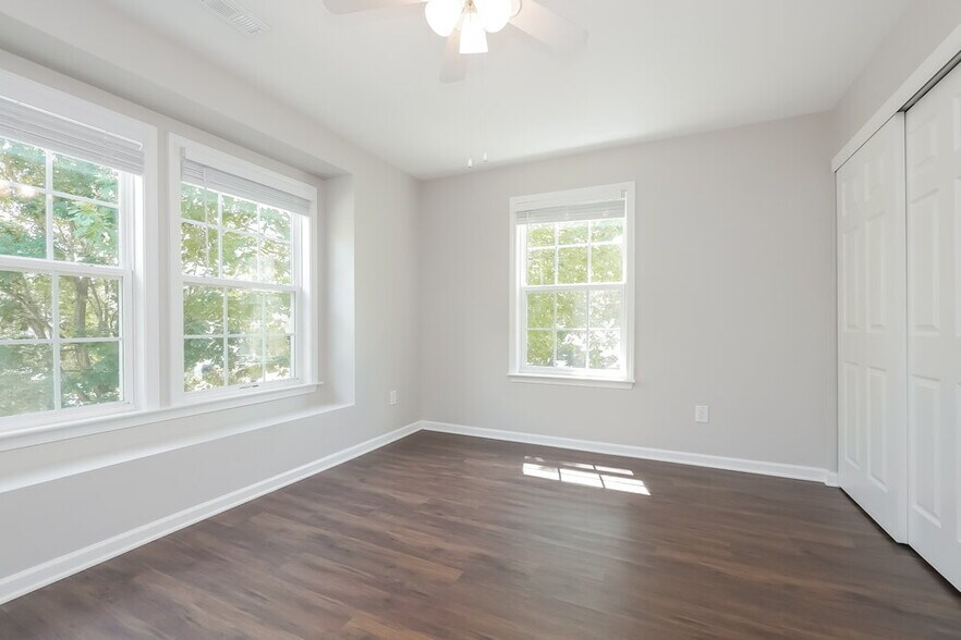 Building Photo - 54 Brookview Dr