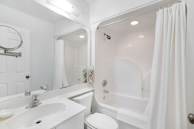 Building Photo - Furnished 2BR + Den Condo in Sapphire Lakes – Lake View, Amenities, 60-Day Minimum Stay