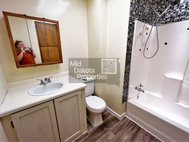 Building Photo - 216 E 11th- 2 bedroom house