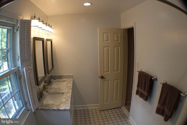 Building Photo - 2223 Abbotsford Dr