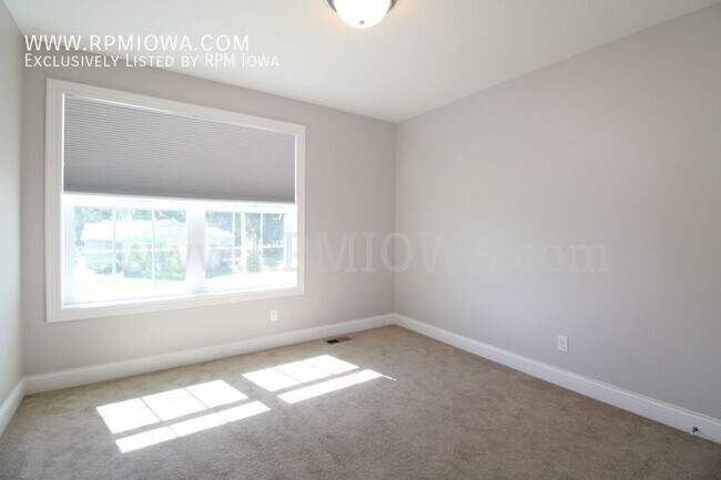 Building Photo - UPDATED KITCHEN!! 3 Bedroom, 2.5 Bath Home...