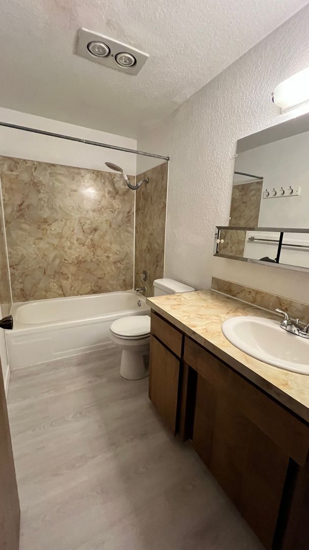 Building Photo - 4Plex 2bed x 1.5bath unit in Seattle, minutes away from major highways.