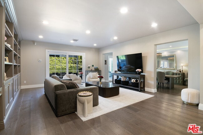 Building Photo - 9145 Sawyer St