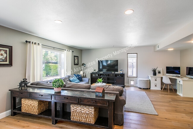 Building Photo - 1062 Foxenwood Dr