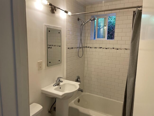 Building Photo - 955 Hyperion Ave