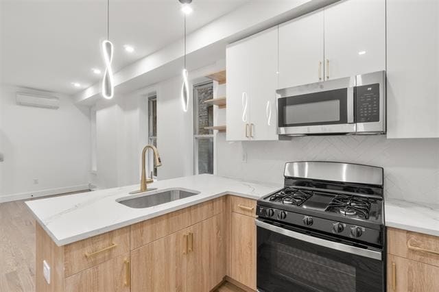 Building Photo - 232 Van Horne St