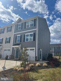 Building Photo - 2562 Laurel Pk Dr