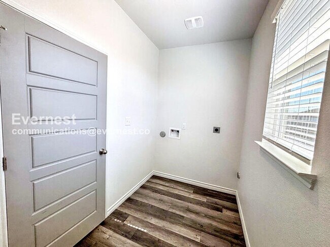 Building Photo - Limited Time Special Offer / 3 Bed/2 Bath Home with Garage / Pet-Friendly / Available Now!