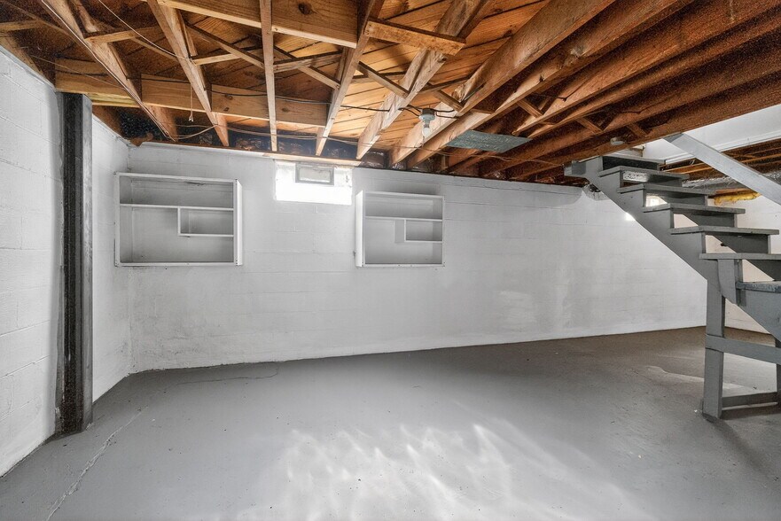 Building Photo - 1437 E 19th Ave
