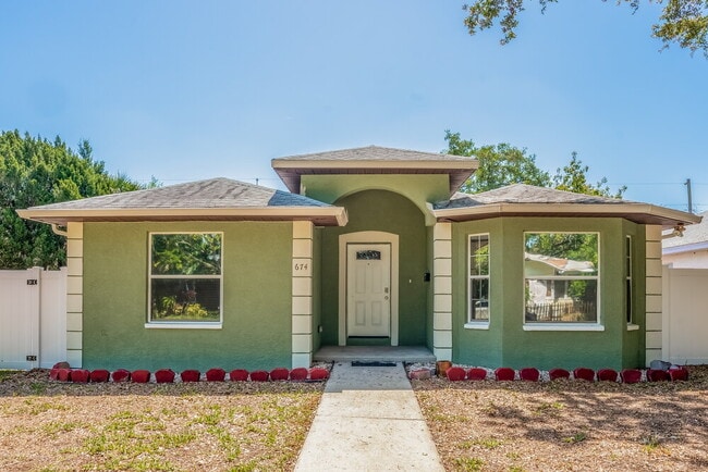 Building Photo - 674 15th Ave S