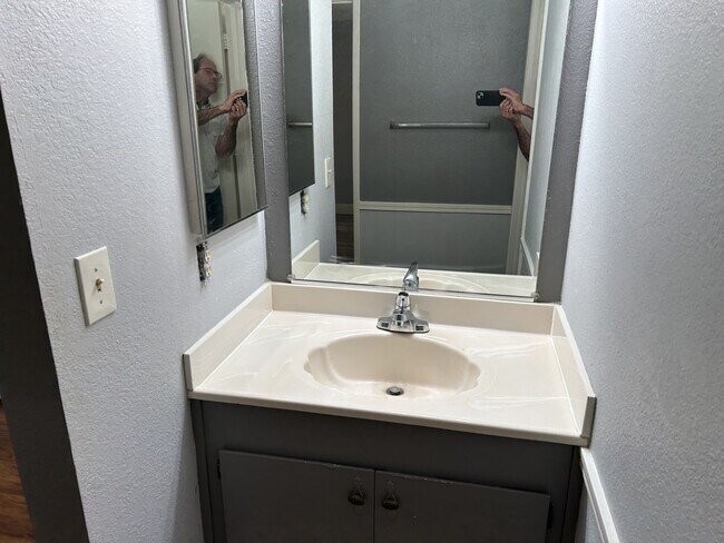 Building Photo - 2 Bedroom, 1.5 Bath 1,080 Square Foot Condo