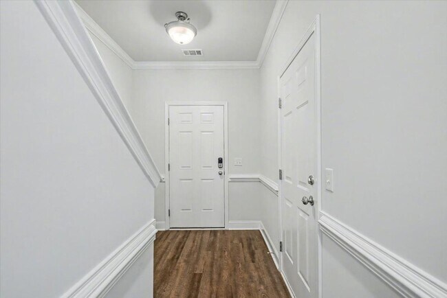 Building Photo - Like New 3 Bed, 2.5 Bath End Unit Townhome in Richmond Hill