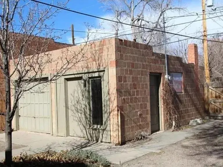 Primary Photo - 1023 Main St