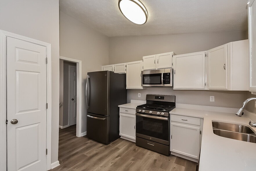 Building Photo - 2032 Lown Farm Ln