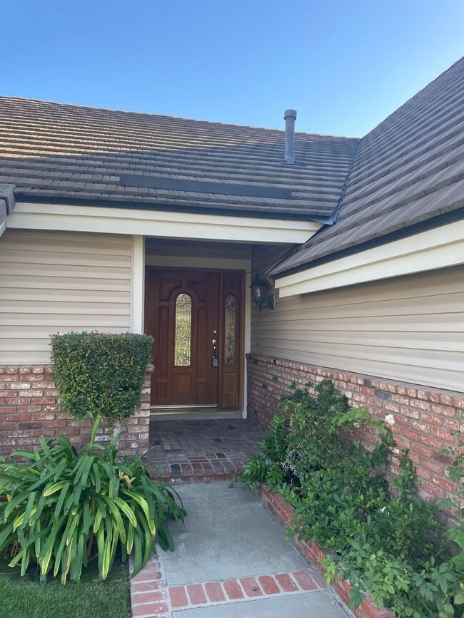 Building Photo - Gorgeous 4 Bedroom 2 Bathroom Home with Lo...