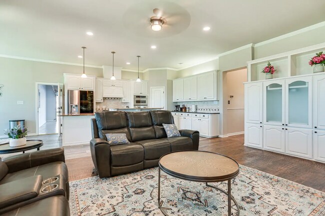 Building Photo - 2045 Weston Rd